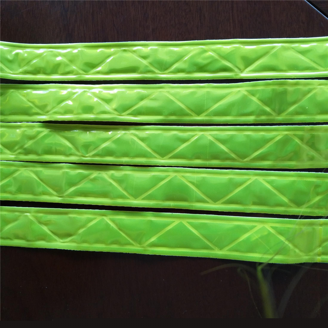 超聲波反光帶復(fù)合分條機(jī)HD-0645 超聲波反光帶復(fù)合分條機(jī)HD-0645